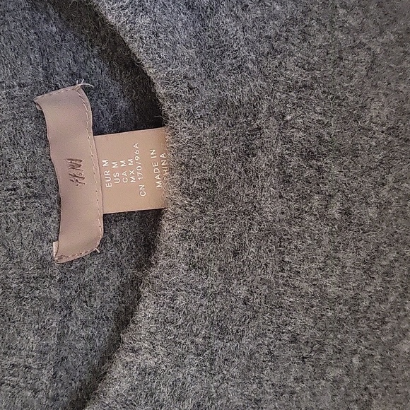 H&M gray sweater - Picture 2 of 4